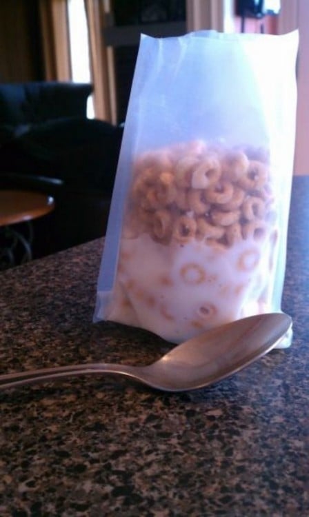 cereal con leche en una bolsa con una cuchara a un costado