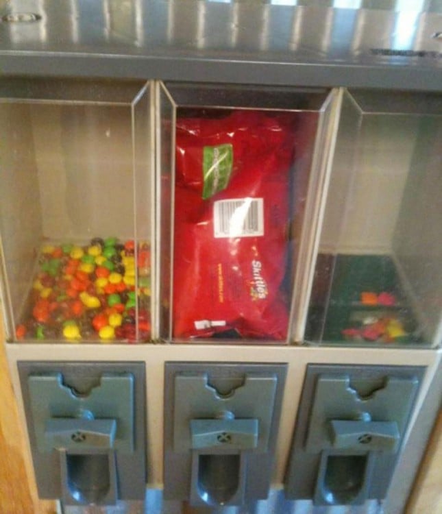 bolsa de dulces Skittles dentro de un dispensador de dulces 