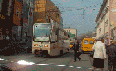 GIF de un hombre que al cruzar la calle topa con un autobús 