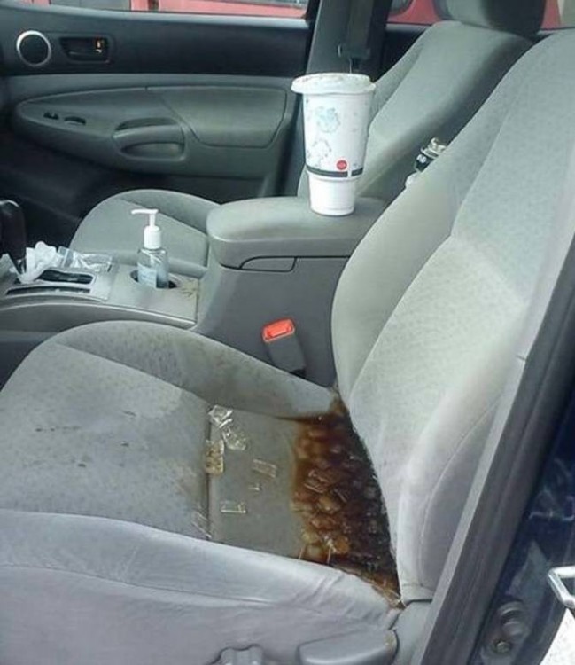 Asiento de un coche con refresco con hielos encima 