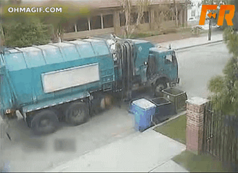 GIF de un camión recolector de basura derramando basura en el suelo 