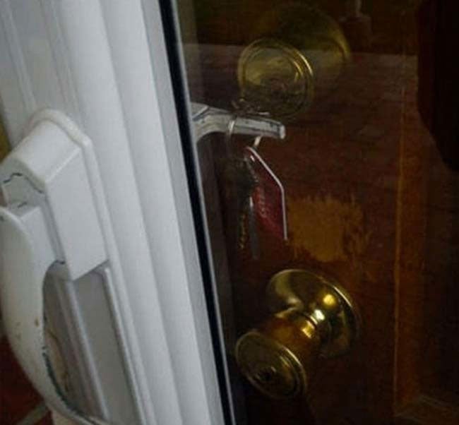 fotografía de unas llaves dentro de la chapa atoradas en la manija de otra puerta 
