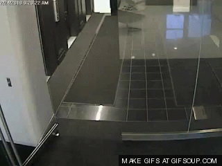 GIF de un hombre que choca contra un vidrio y derrama su café 
