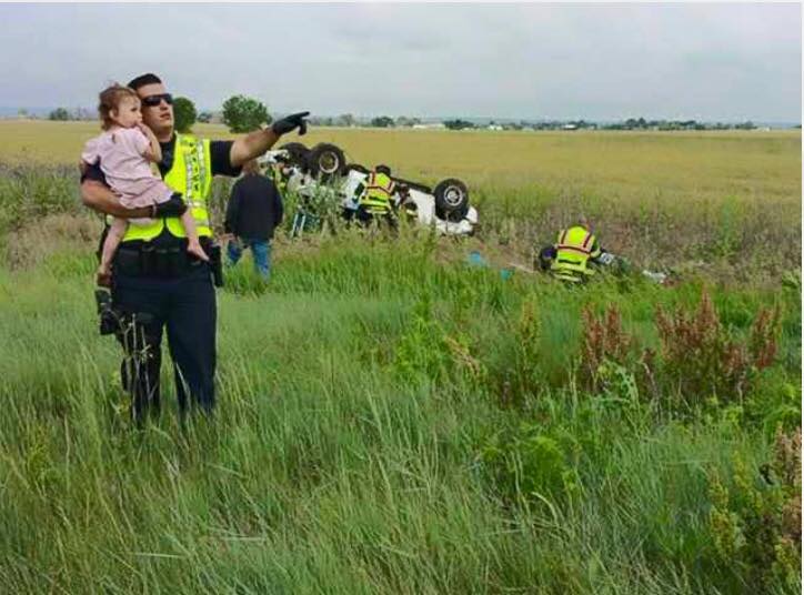 Policía distrae a una niña en accidente donde su padre murió