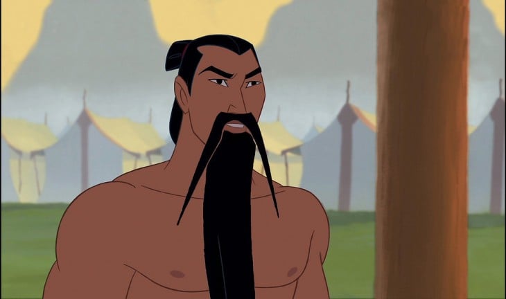 Zhang Mulan de la película Mulan con bigote y barba 