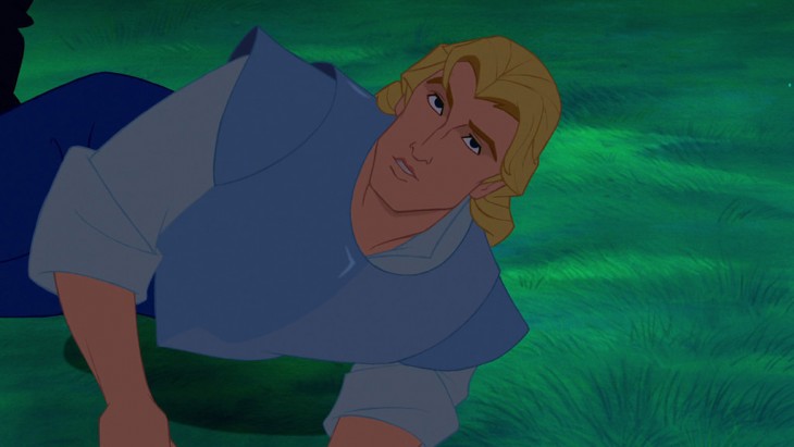 John Smith en Pocahontas sin barba acostado en el césped 