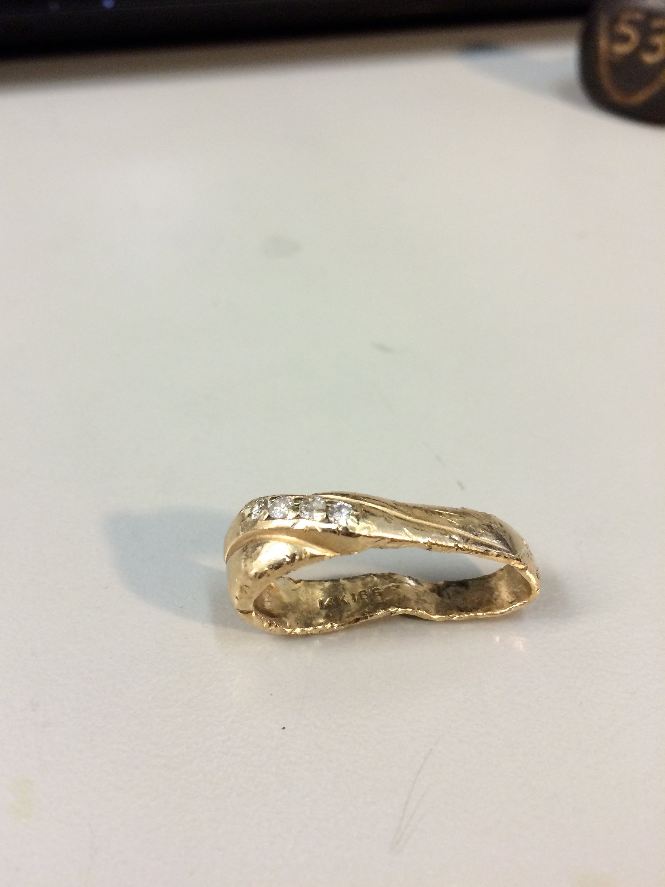 Лопнуло золотое кольцо. Сломанное кольцо. Погнутое кольцо. Погнутое обручальное кольцо. Сломанное золотое кольцо.