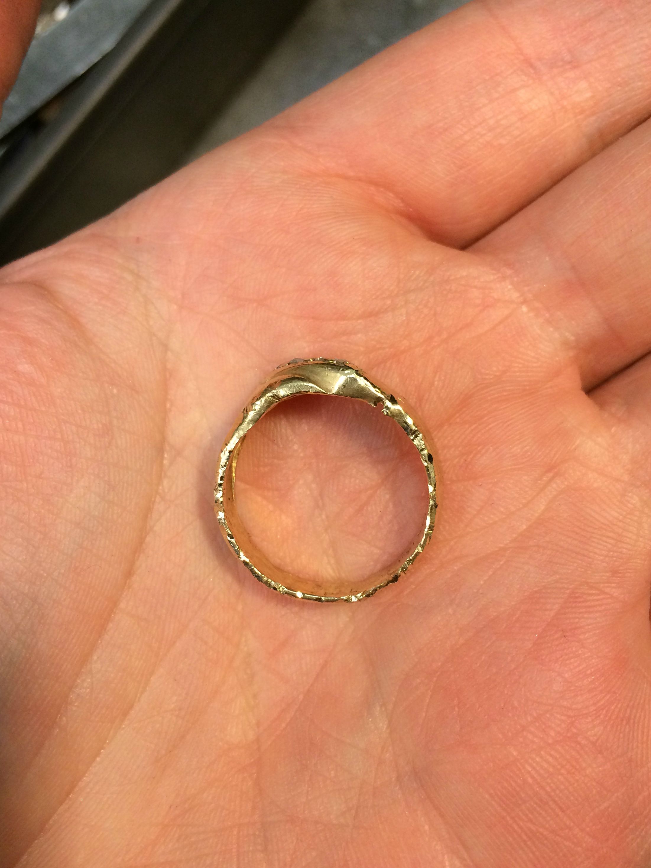 Лопнуло золотое кольцо. Кольцо обычное. Интересные кольца. Обручальное кольцо в оадоне. Кольцо на руке.