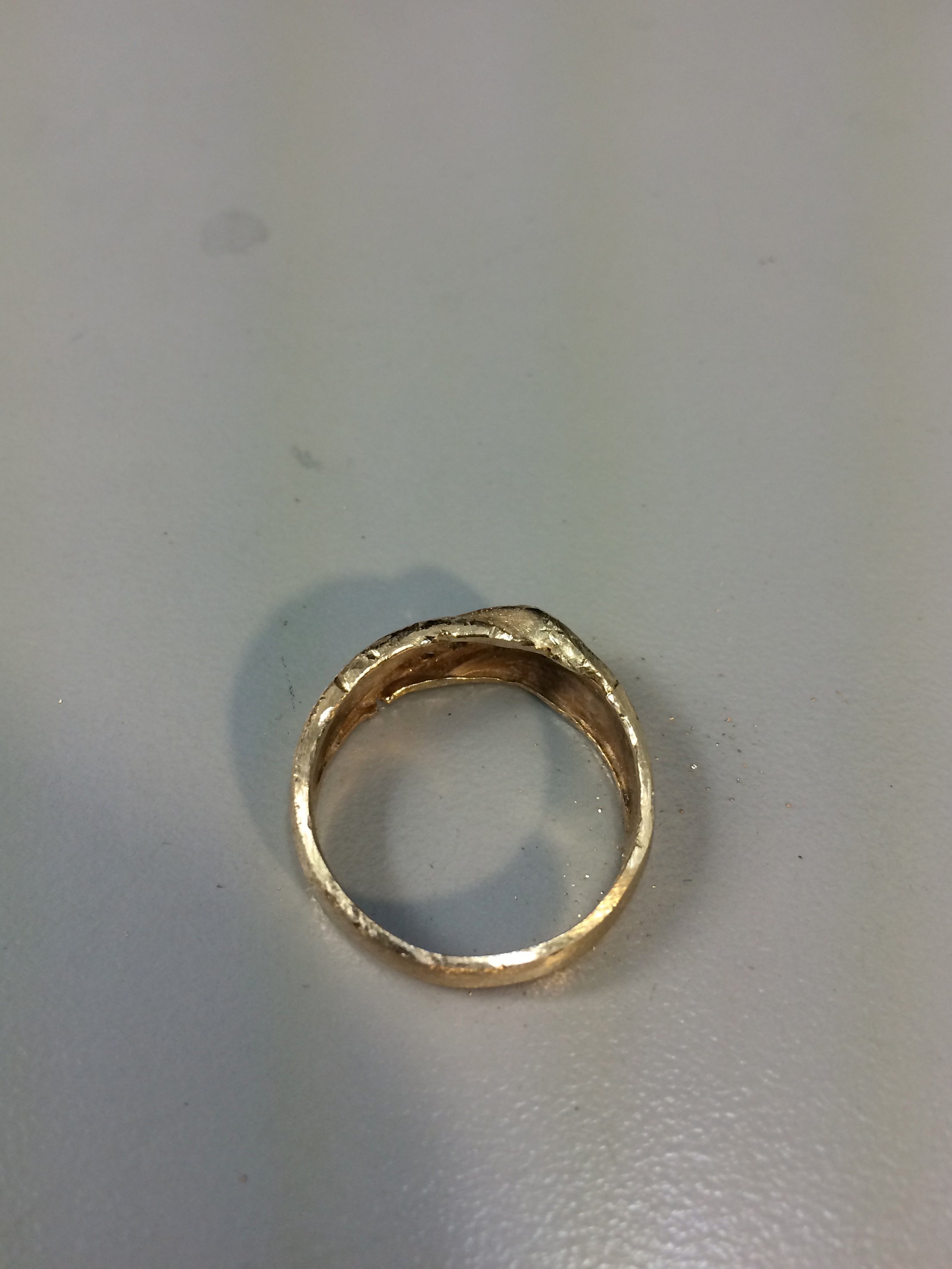 Сломанное золотое кольцо. Сломанное кольцо. Погнутое кольцо. Погнутое обручальное кольцо.