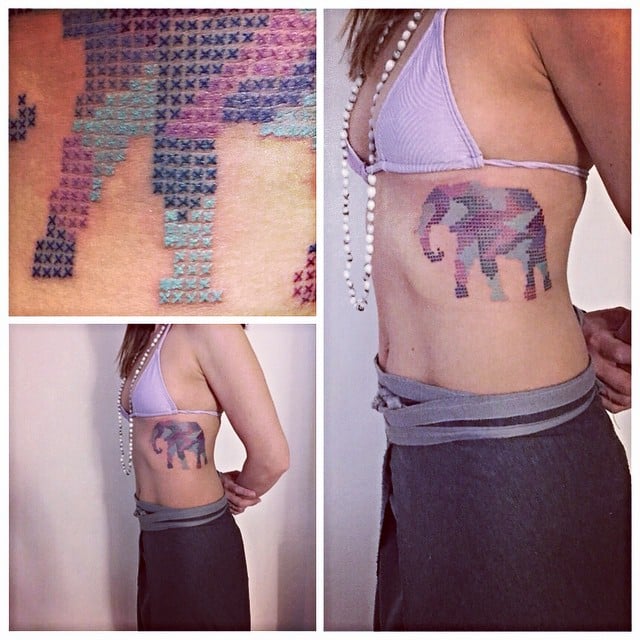 tatuaje punto de cruz en el costado de una chica 