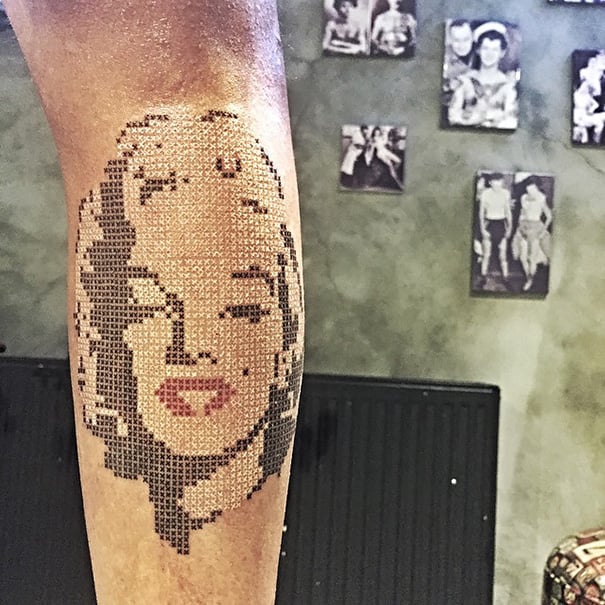 tatuaje punto de cruz con la cara de Marylin Monroe 
