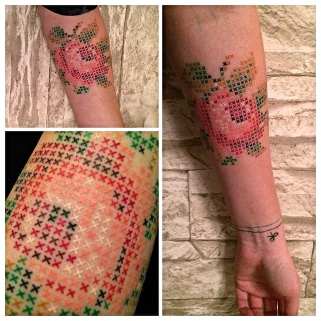 fotografía partida en 3 partes donde una persona muestra su tatuaje en punto de cruz en forma de rosa