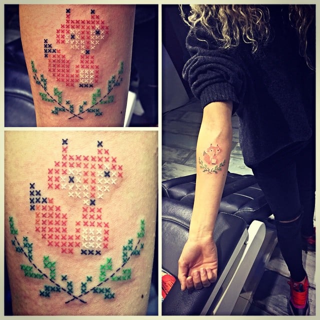 Tatuaje en punto de cruz sobre el brazo de una chica en forma de zorro