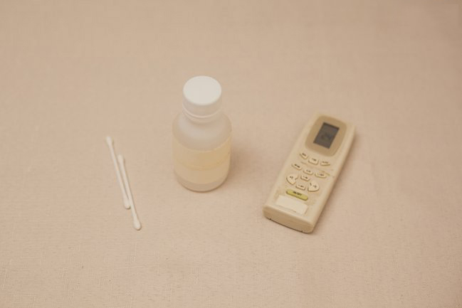 Isotopos y un frasco junto a un control remoto 