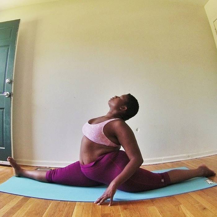 Instructora Stanley Yogi con sobrepeso en pose de yoga 