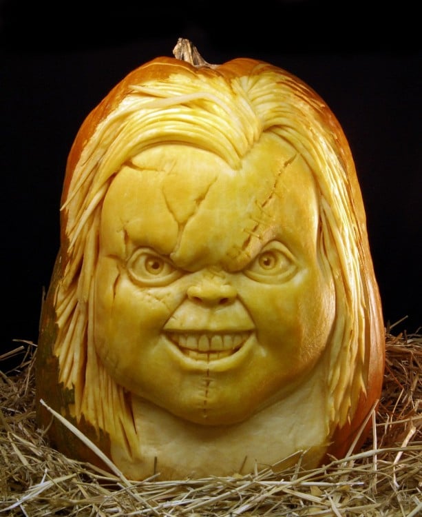 arte en una calabaza con la cara de chuky 