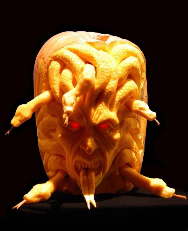 arte con calabazas con la forma de una cabeza con muchas serpientes 