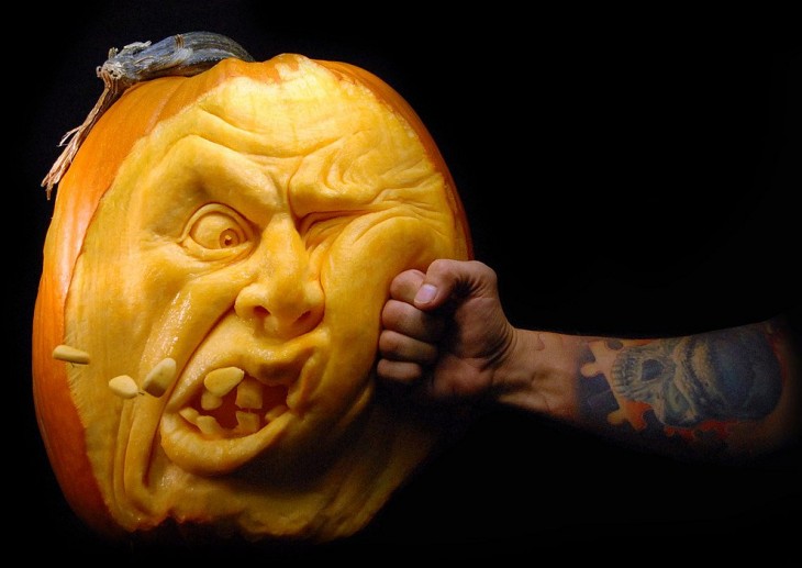 arte con calabazas que simula estar recibiendo un golpe 