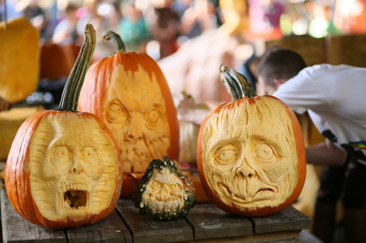 arte con calabazas en forma de 4 cabezas detalladas 