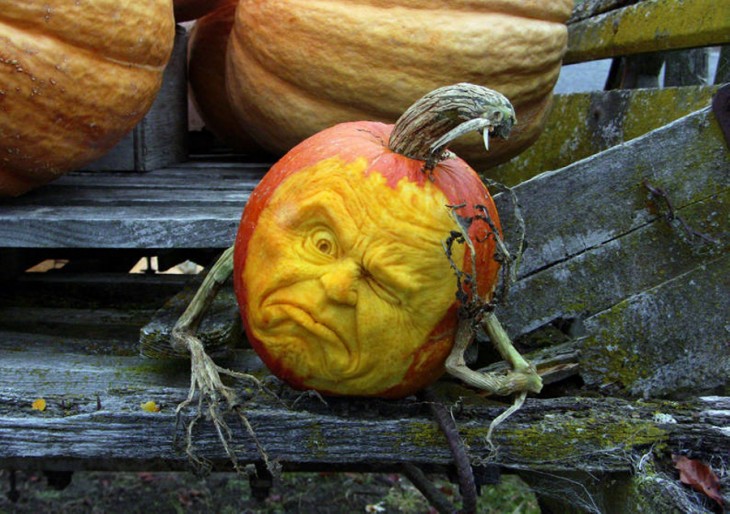 arte con calabazas en forma de cabeza con un ojo cerrado y simulando que tiene una mano en la cara 