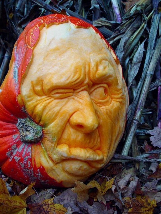 arte con calabazas en forma de cara con un ojo entre cerrado, nariz y boca 