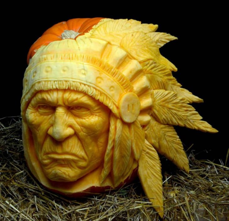 arte con calabazas en forma de cara de un apache 