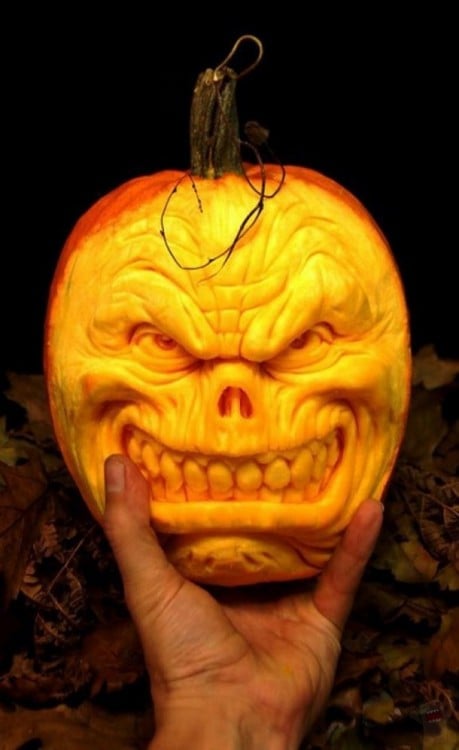 arte con calabazas en forma de una calavera sonriendo 