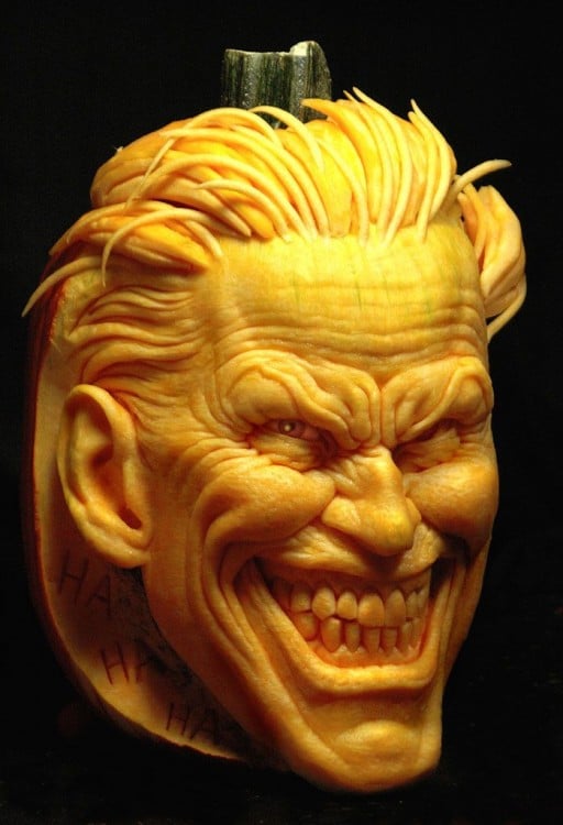 Arte con calabazas en forma de cara sonriente con cabello y orejas 