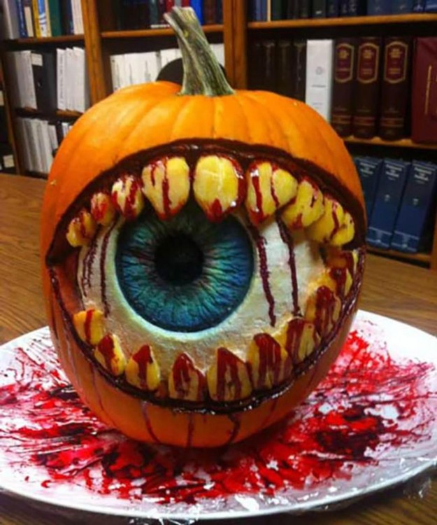 Calabaza con la forma de una boca con un ojo adentro 