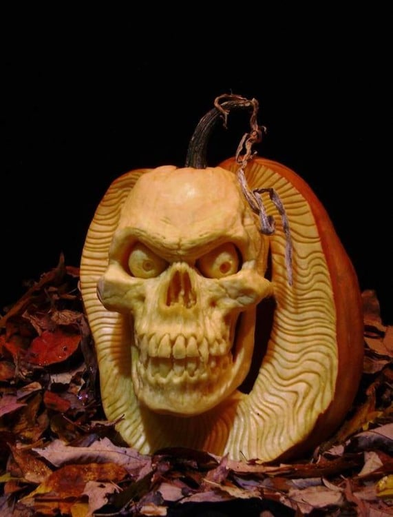 arte en calabaza con la figura de un cráneo 