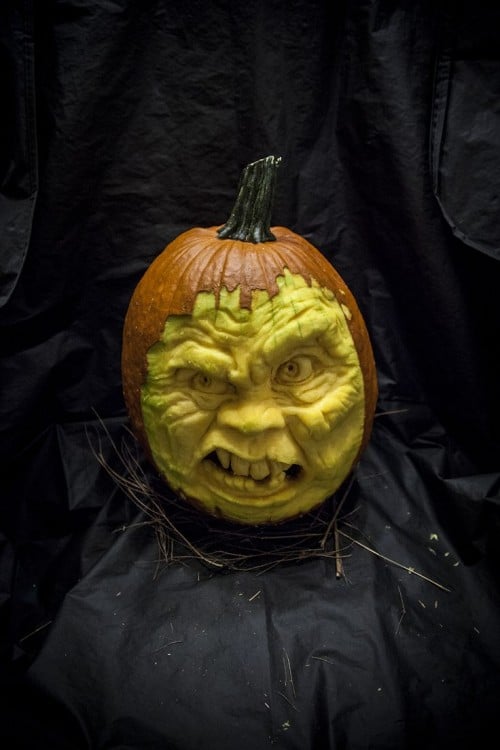 Calabaza con la forma de una cara deforme 