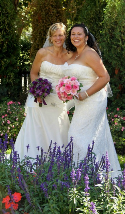 Sharon & Charlotte recién casadas con su vestido blanco 