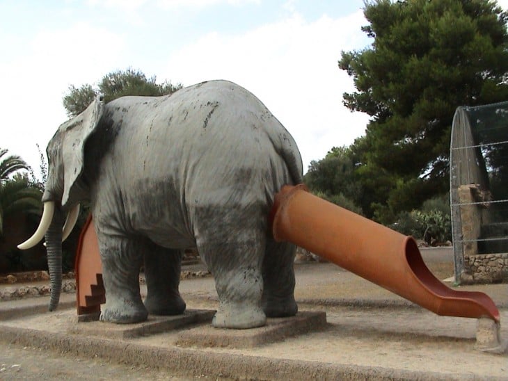 resbaladilla con diseño de elefante