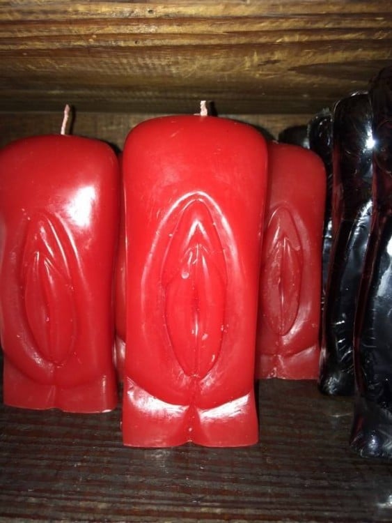 velas rojas con forma de vaginas