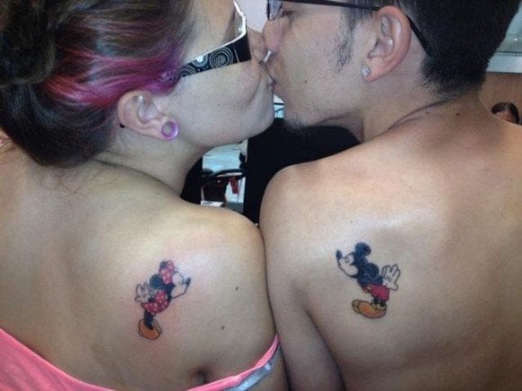 tatuaje de minnie y mickey besandose