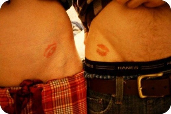 tatuaje de parejas con besos
