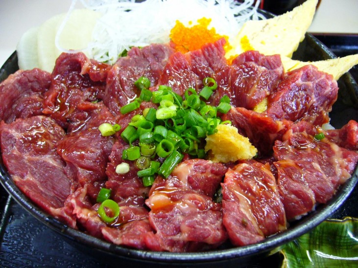 basashi comida tipica de japon carne de caballo cruda