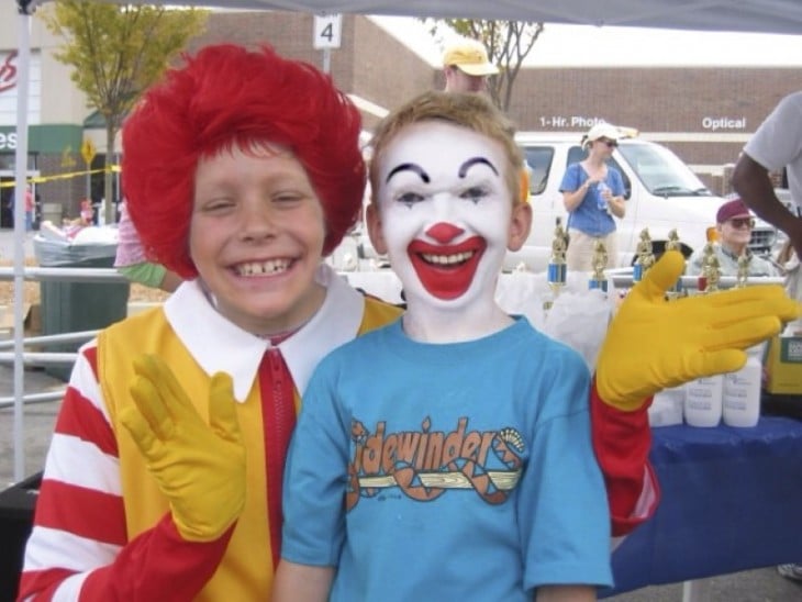 niño con cara invertida de ronald mac donald