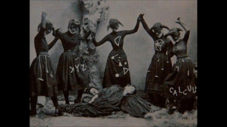 mujeres posando para la foto de fiesta de halloween como si fueran brujas en realidad parece un culto satanico de brujas