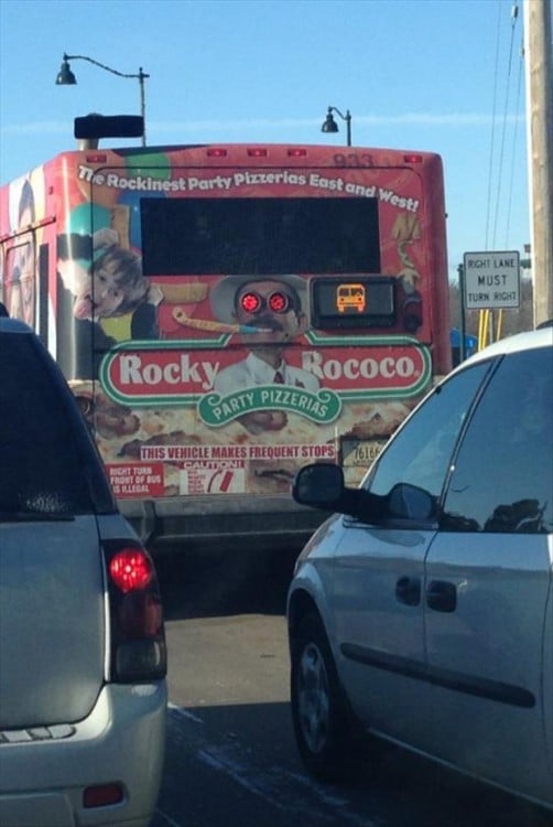 camion que parece que unos ojos rojos te ven mientras el camion acanza entre el trafico