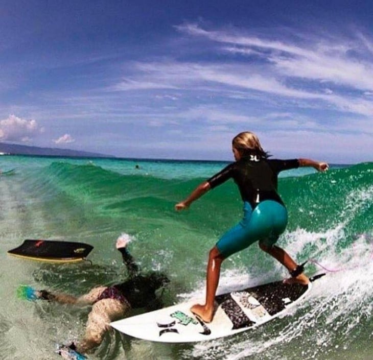 mujer se da cuentaque se cayo su compañero de surf