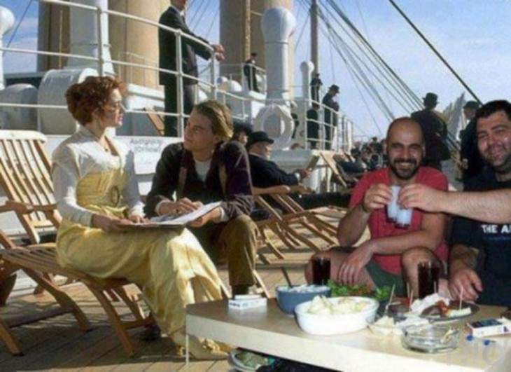 hombres se hacen photoshop en escena del titanic