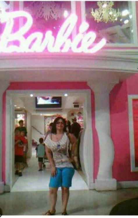 mujer se toma foto frente a la tienda de barbie y se hace edición
