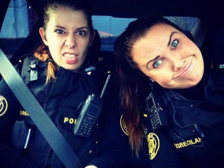 policias de islandia se toman selfie en la patrulla