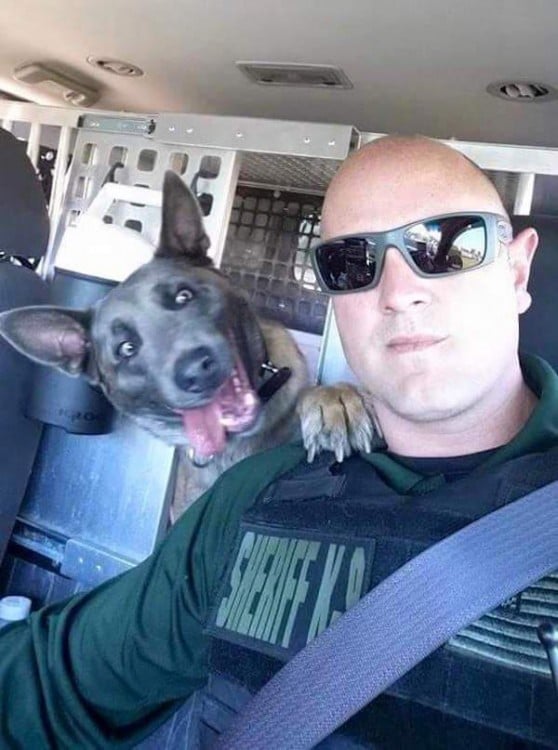 policia se toma selfie con su compañero perro