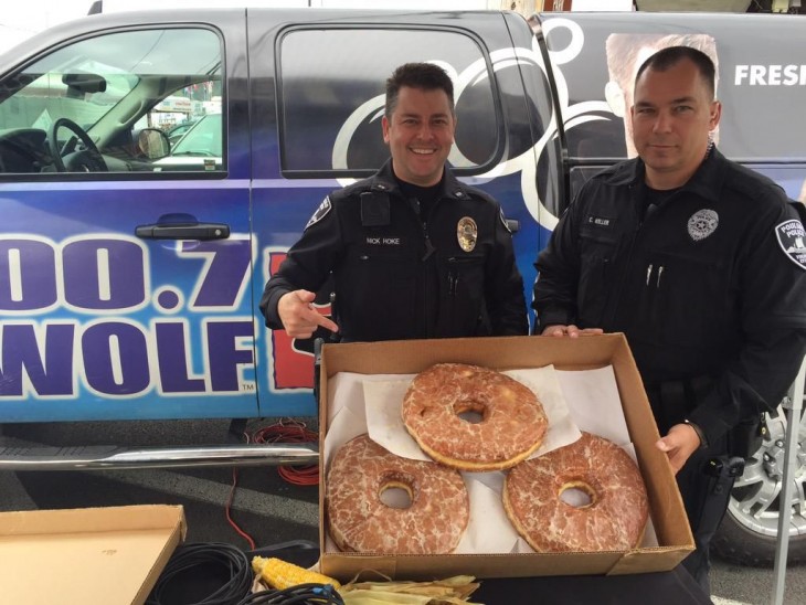 les dan de premio donas a los policias