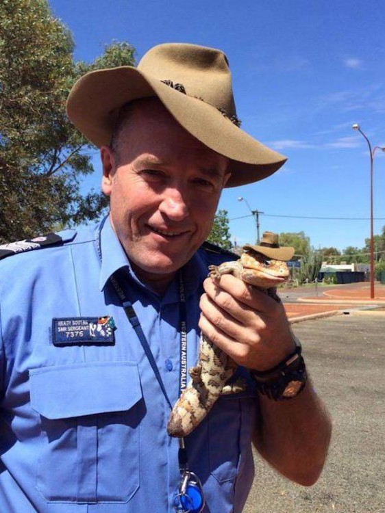 este policia tiene a rango como su compañero