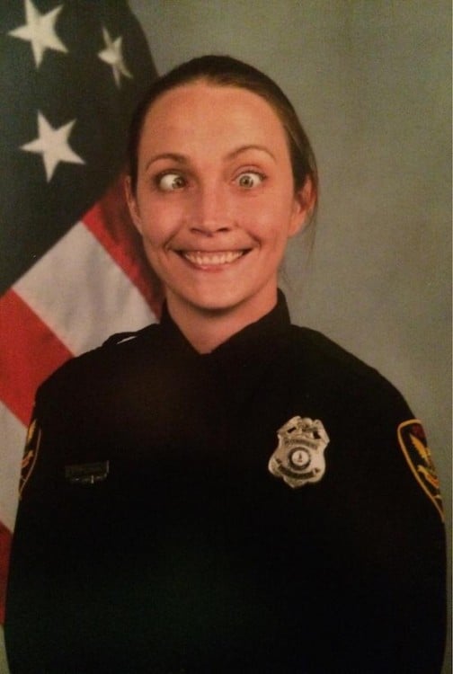 mujer policia haciendo cara para la foto del recuerdo