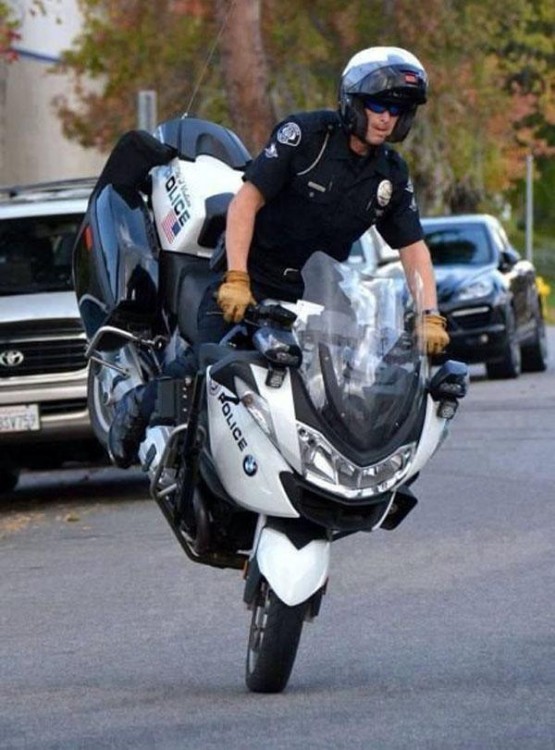 POLICIA MOTOCICLISTA HACIENDO CABALLITOS