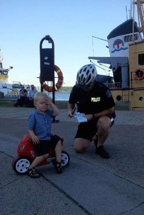 niño que parece que va a ser multado por el policia